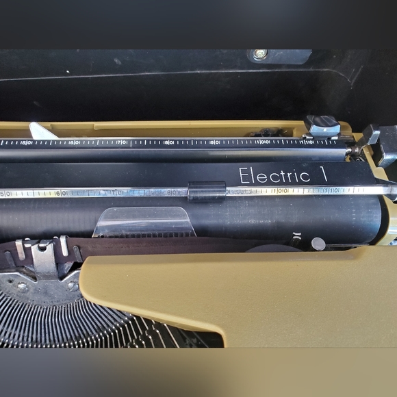 Sears electric 1 typewriter no cord - Picture 2 of 10